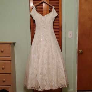 Stunning Off-Shoulder Lace Wedding Dress